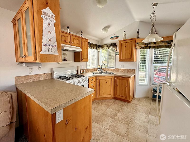 5th image of 881 Magellan Avenue NE