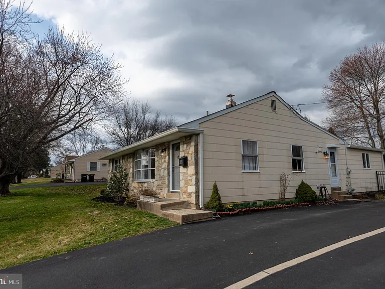 2597 Carrell Ln — Photo 2