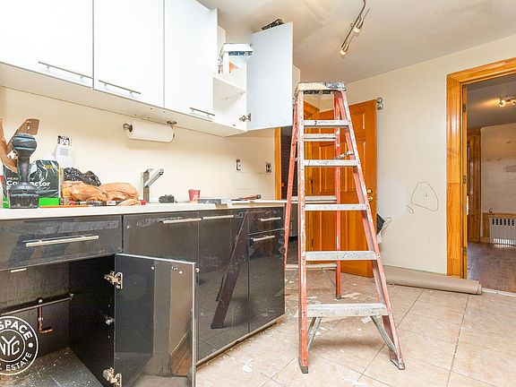 4th image of 564 Willoughby Ave APT 1