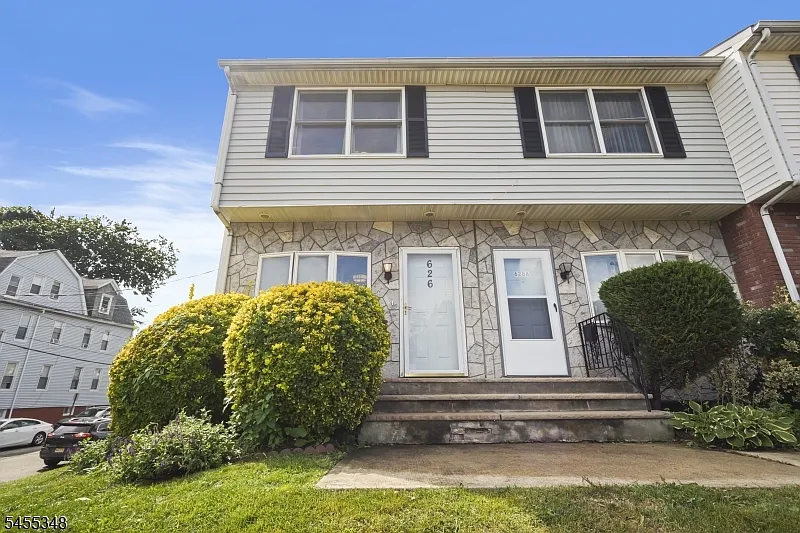 2 bed, 1.5 bath, 1200 sqft, $2,300 — Photo 2