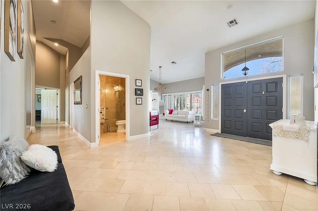 3 bed, 3.5 bath, 6770 sqft, $4,500 — Photo 2
