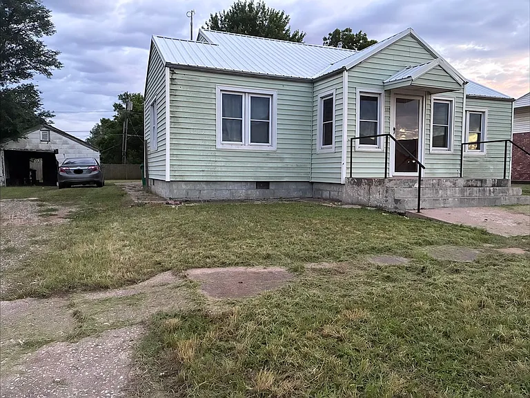 115 W Main St — Photo 1