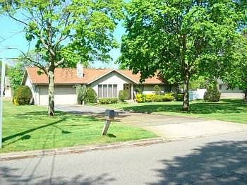 1st image of 194 Hewlett Ave