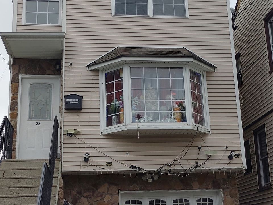 1st image of 22 Redwood St Floor 2