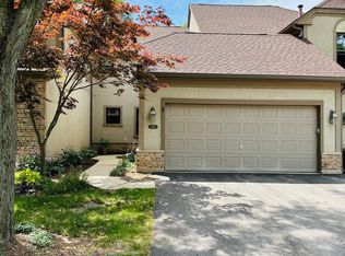 124 Barton Cir #124, Schaumburg, IL 60194