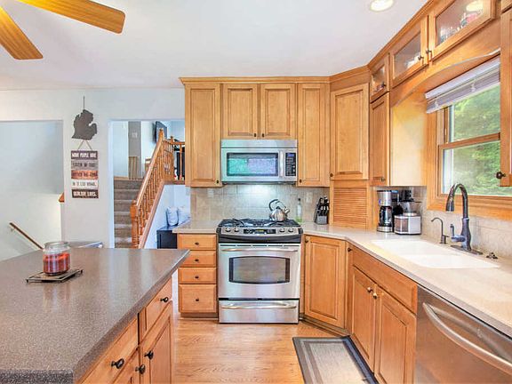 4th image of 6068 Pickerel Dr NE