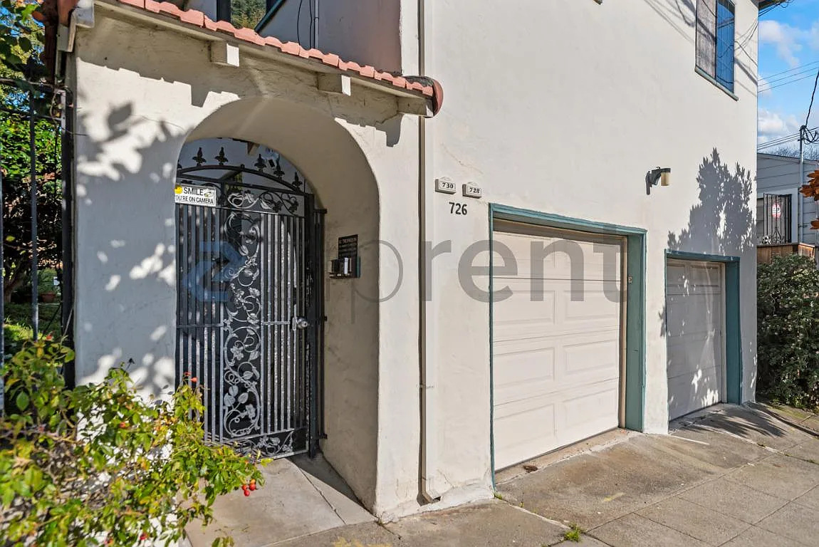 Building Photo - 728 E 24th St #728
