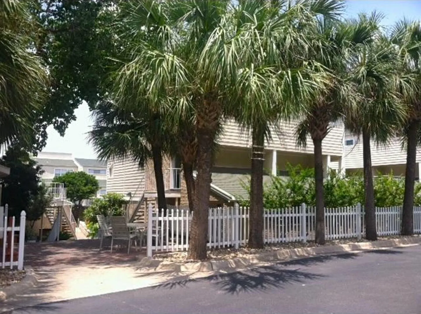 3 bed, 2.0 bath, 1385 sqft, $2,500 — Photo 2