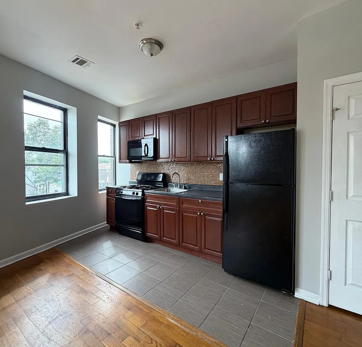 6 Longfellow Ave — Photo 1