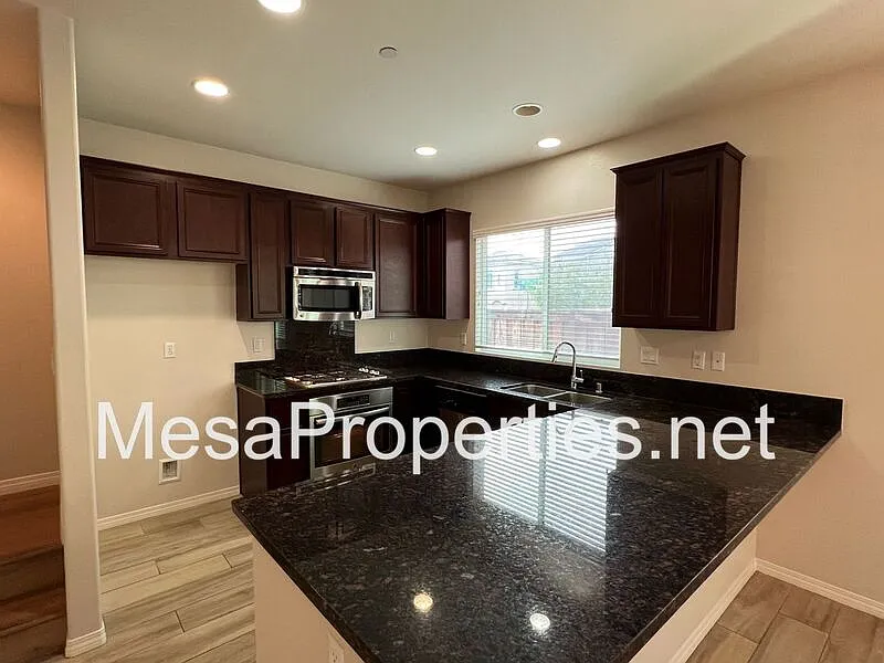3 bed, 2.5 bath, 1826 sqft, $3,495 — Photo 4
