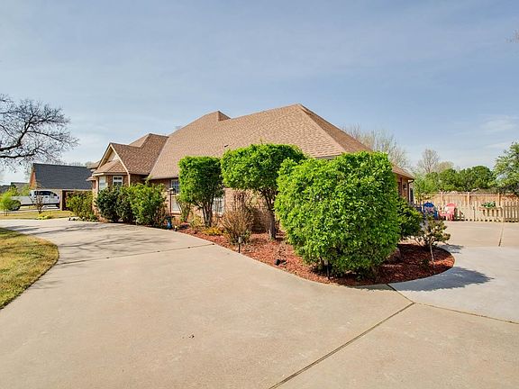 3rd image of 2604 Kelly Rd