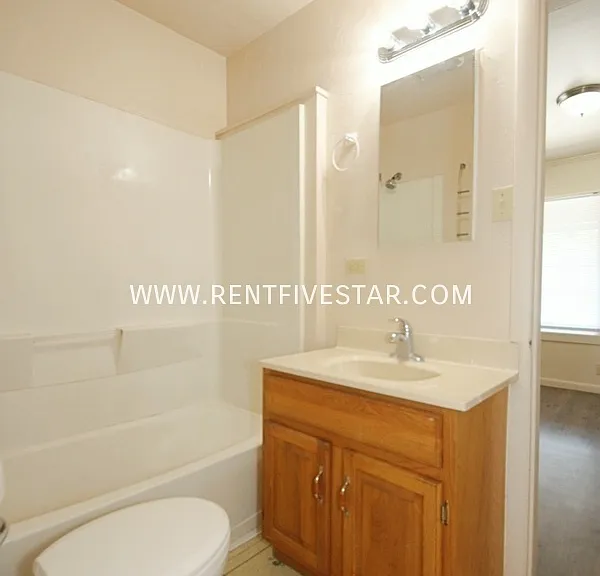 916 E Halliday St — Photo 7