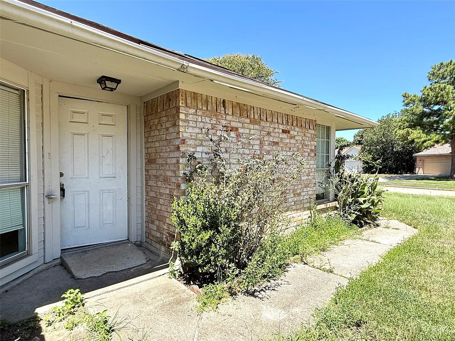 4 bed, 2.0 bath, 1233 sqft, $1,850 — Photo 2