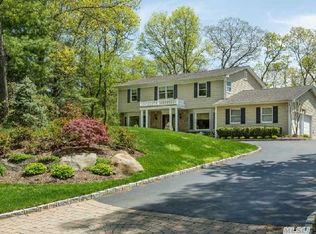 8 Parkwood Ln, Dix Hills, NY 11746