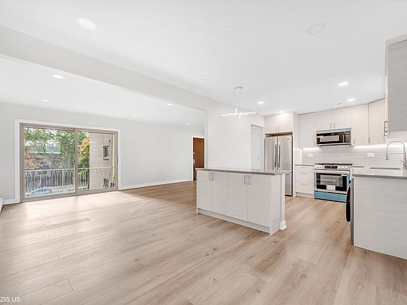 5th image of 1640 W Sherwin Ave APT 3B