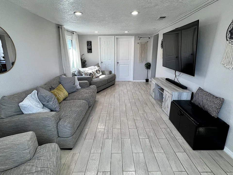 2705 Dakota St NE