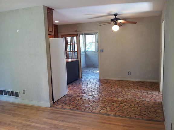 3rd image of 2725 Carolyn Dr SE