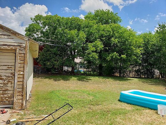 2nd image of 701 Carrie Ave