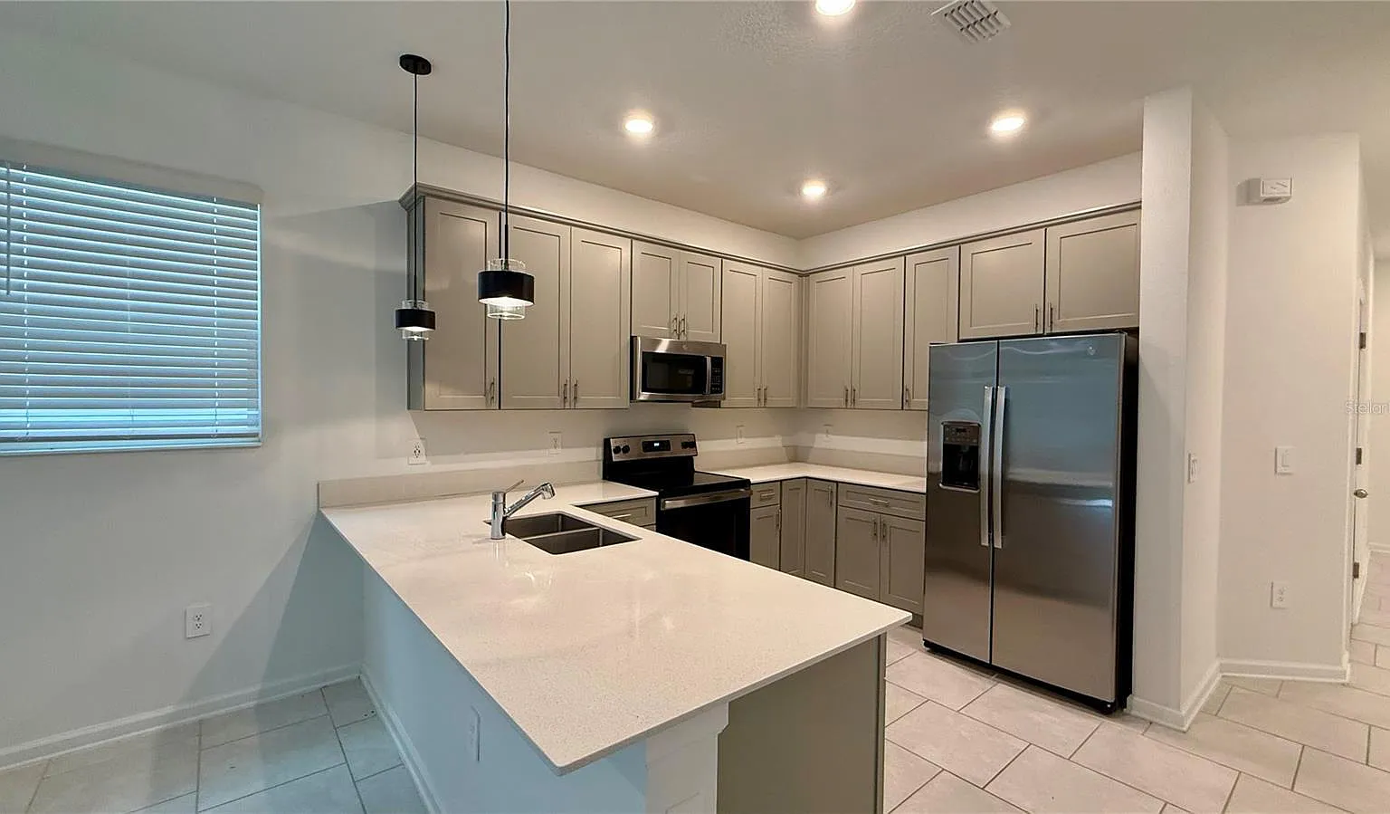 3 bed, 2.5 bath, 1945 sqft, $1,999 — Photo 4