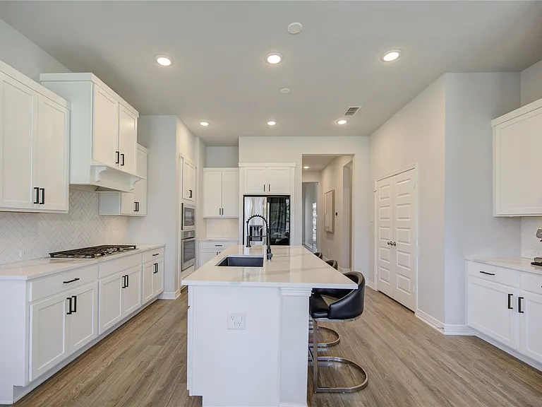 4110 Sherman Oak Ln — Photo 2
