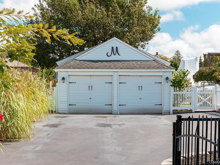 53 Mowbray Ave — Photo 22