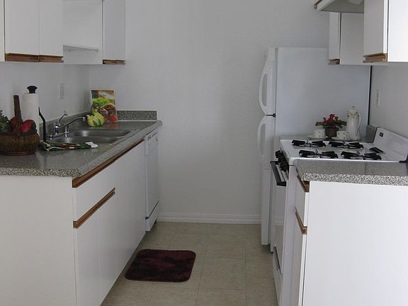 3rd image of 1422 N Martel Ave