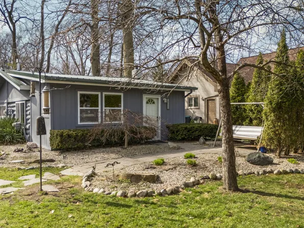 10136 Beechwood Dr, Pinckney, MI 48169