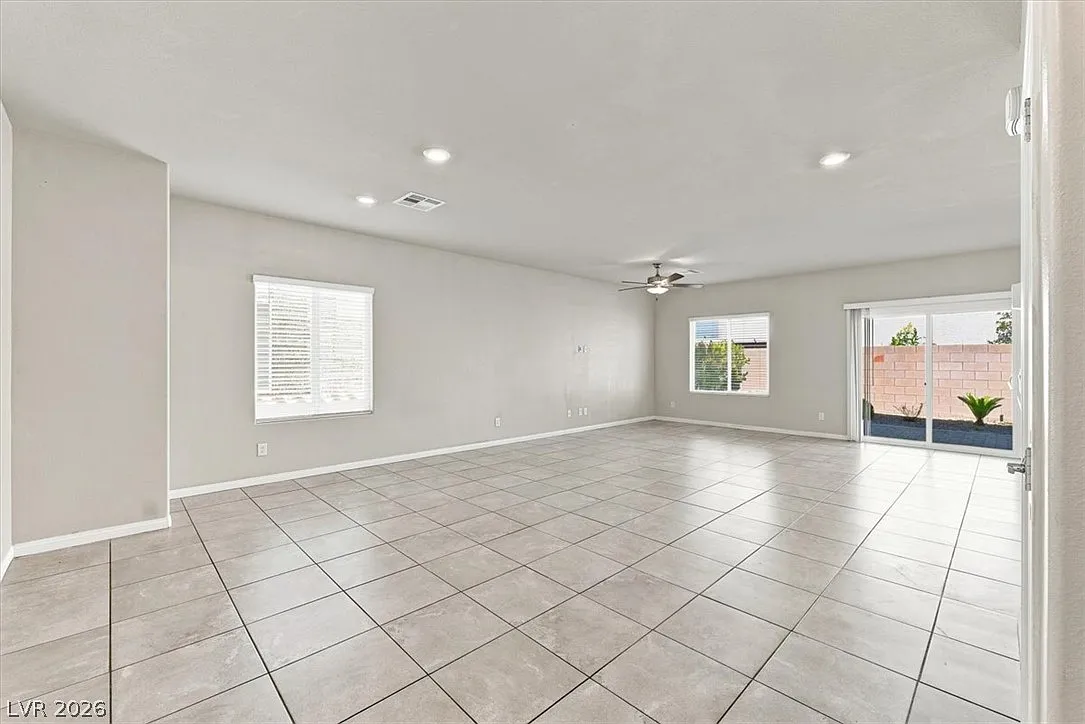 4 bed, 2.5 bath, 2425 sqft, $2,350 — Photo 3