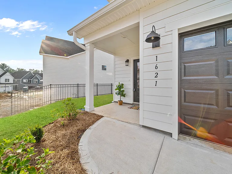 1621 Spring Berry Ln — Photo 35