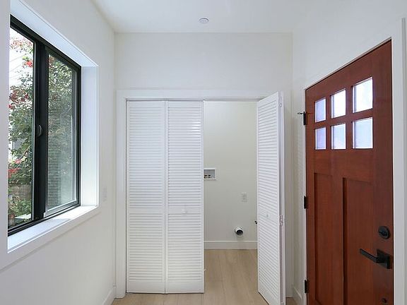 4th image of 2121-2123 Glenada Ave Unit 2121