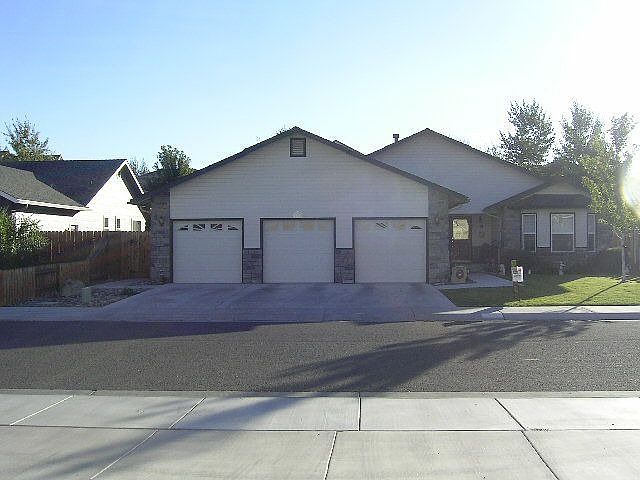3 car garage - 2 master suites