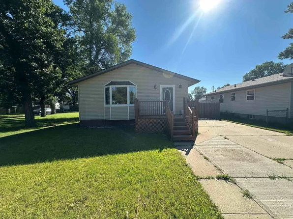 221 16th St SE, Minot, ND 58701