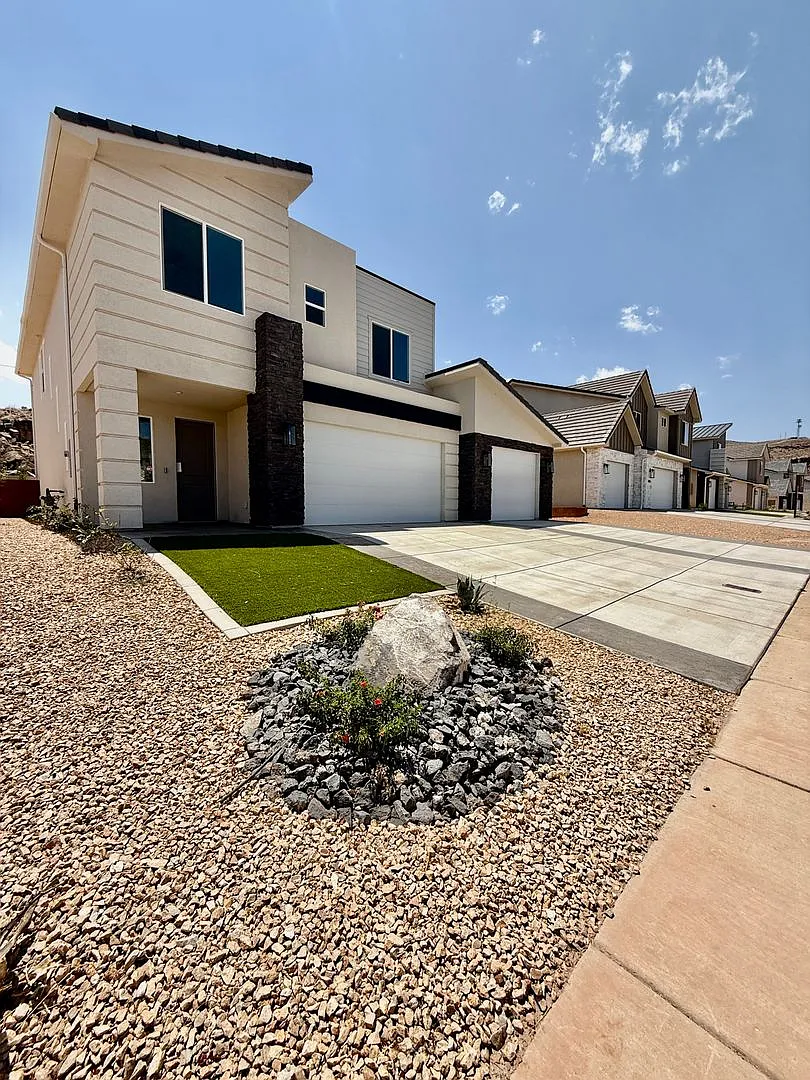 Newer Four Bedroom Townhome in Desert Canyon — Photo 2