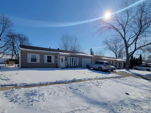 7 Ridge Cir, Streamwood, IL 60107