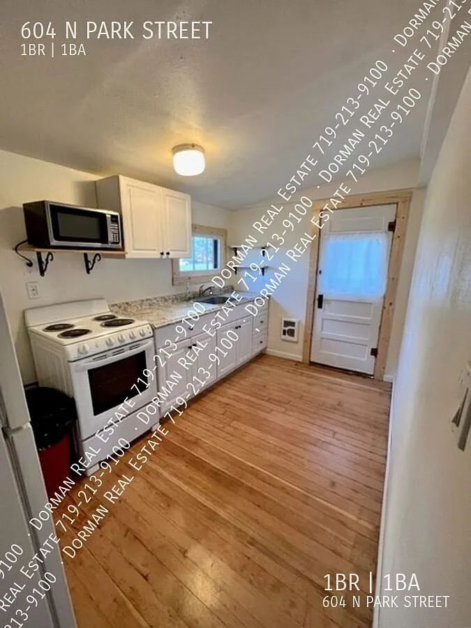Darling studio cabin close to everything downtown! — Photo 4