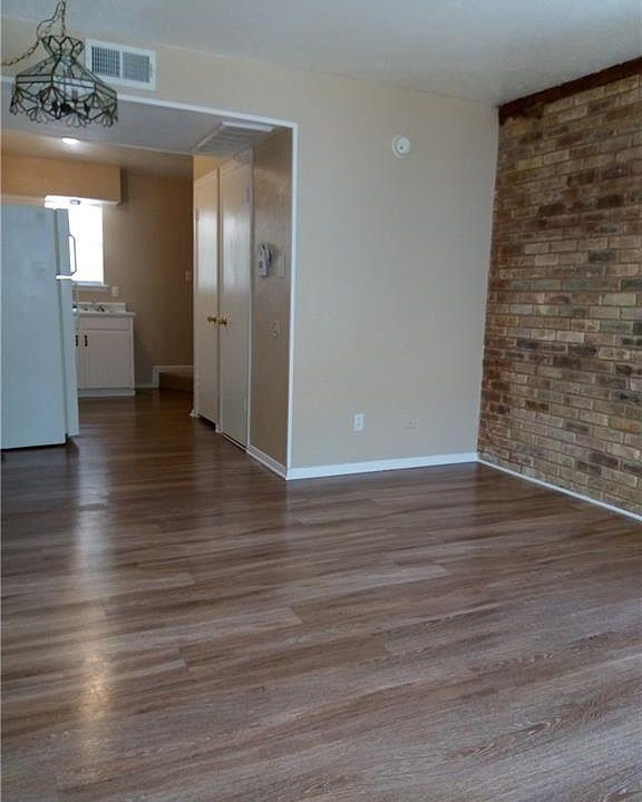 2nd image of 924 N Locust St APT 3