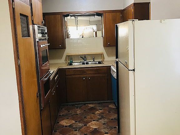 5th image of 600 S Vaughn Ave