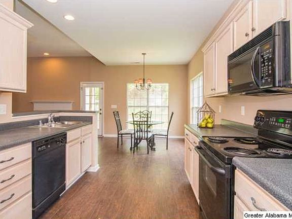 3rd image of 1033 Castlemaine Dr