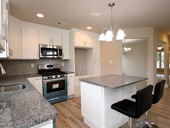 3rd image of 526 Parkwood Ct