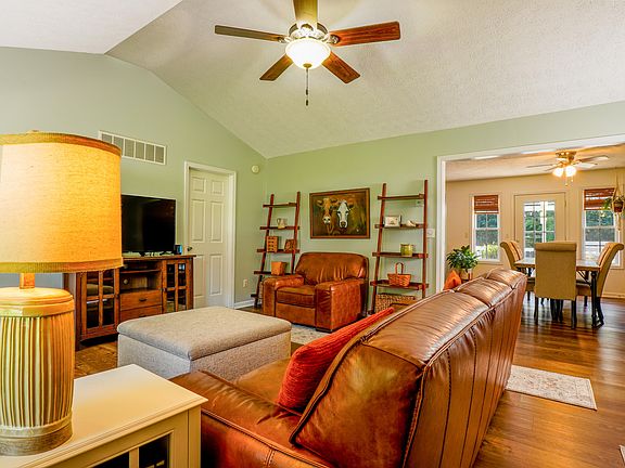 2nd image of 226 Tanner Cir