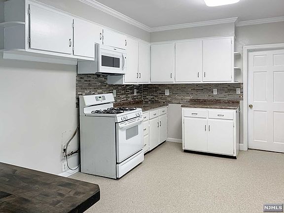 4th image of 184 Erie Ave Floor 2