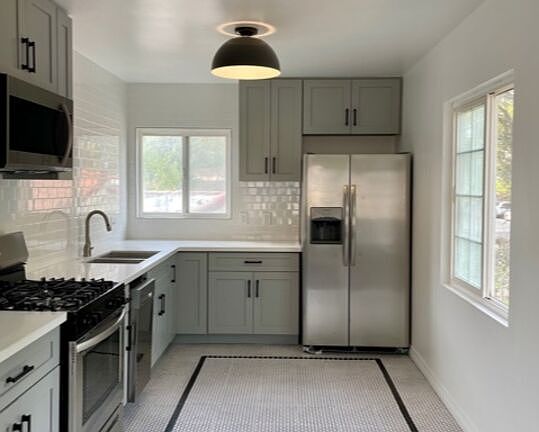 4th image of 3360 1/2 Glenhurst Ave