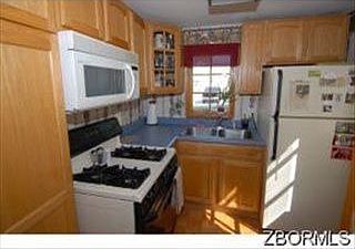 3rd image of 809 Brown St