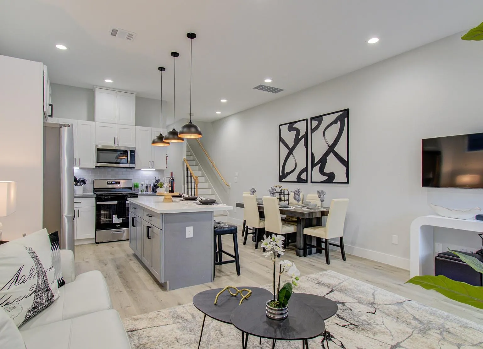 3 bed, 2.5 bath, 1685 sqft, $6,750 — Photo 1