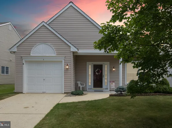 7 Covered Bridge Cir, Columbus, NJ 08022