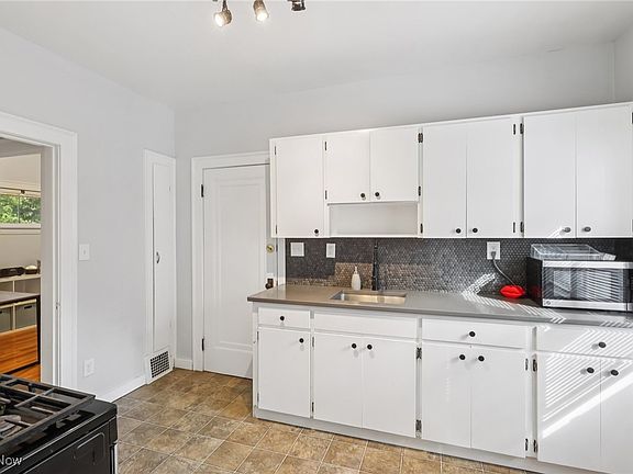 4th image of 10105 Burton Ave