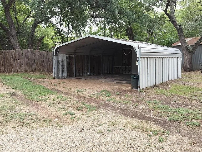 305 Woods Ln — Photo 13
