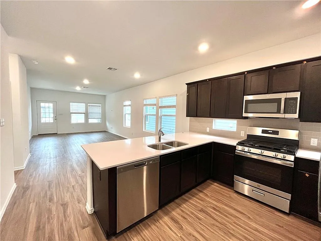2 bed, 2.0 bath, 1029 sqft, $1,900 — Photo 4