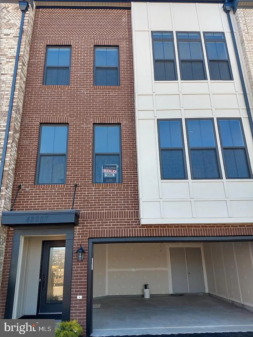 3 bed, 3.5 bath, 3192 sqft, $4,000 — Photo 1