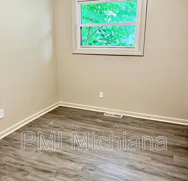 709 E 7th St — Photo 21